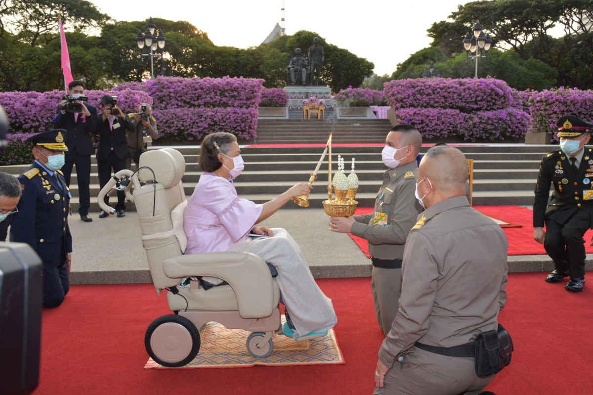 “หยาดเหงื่อและรอยยิ้ม” บทเพลงเทิดพระเกียรติสมเด็จพระกนิษฐาธิราชเจ้า ขับร้องโดยท่านผู้หญิงพลอยไพลิน เจนเซน “หยาดเหงื่อและรอยยิ้ม” บทเพลงเทิดพระเกียรติสมเด็จพระกนิษฐาธิราชเจ้า ขับร้องโดยท่านผู้หญิงพลอยไพลิน เจนเซน